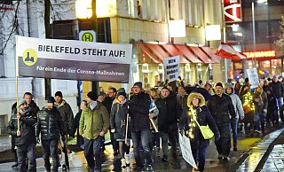 Über 1.000 Menschen erschienen zur letzten Aktion von "Bielefeld steht auf". - Barbara Franke Über 1.000 Menschen erschienen zur letzten Aktion von "Bielefeld steht auf". - Barbara Franke