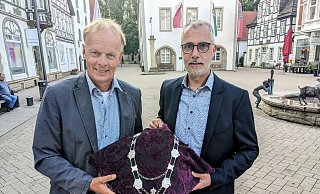 Der 1. Dechant Hans-Dieter Mönnikes und Oberst Dirk Wellsow präsentieren die neue Kette für den ersten Brakeler Jungkönigsschützen. - Burkhard Battran Der 1. Dechant Hans-Dieter Mönnikes und Oberst Dirk Wellsow präsentieren die neue Kette für den ersten Brakeler Jungkönigsschützen. - Burkhard Battran
