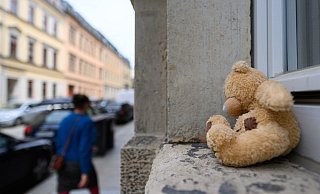 Ein Plüschteddy liegt in der Dresdner Neustadt auf einem Fensterbrett. - Foto: Robert Michael/dpa-Zentralbild/dpa Ein Plüschteddy liegt in der Dresdner Neustadt auf einem Fensterbrett. - Foto: Robert Michael/dpa-Zentralbild/dpa
