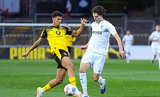 Justus Henke (r.), hier gegen Borussia Dortmunds Jordi Paulina, zeigt mit Fußball-Regionalligist FC Gütersloh beim Spiel in der Westfalenmetropole einen leidenschaftlichen Auftritt. - IMAGO/Maximilian Koch Justus Henke (r.), hier gegen Borussia Dortmunds Jordi Paulina, zeigt mit Fußball-Regionalligist FC Gütersloh beim Spiel in der Westfalenmetropole einen leidenschaftlichen Auftritt. - IMAGO/Maximilian Koch