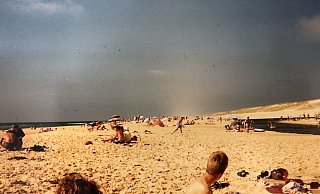 Mehr Himmel als Strand: Dieses Urlaubsbild stammt aus einer alten Fotokiste von Melanie Körkemeier. - privat Mehr Himmel als Strand: Dieses Urlaubsbild stammt aus einer alten Fotokiste von Melanie Körkemeier. - privat