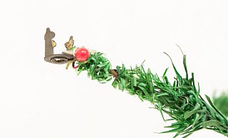 Ein Zweig am Weihnachtsbaum von 1920, der für 2600 Pfund (3025 Euro) versteigert wurde. - Mark Laban/HANSONS AUCTIONEERS & VALUERS LTD/dpa Ein Zweig am Weihnachtsbaum von 1920, der für 2600 Pfund (3025 Euro) versteigert wurde. - Mark Laban/HANSONS AUCTIONEERS & VALUERS LTD/dpa