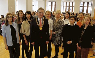 Eva Dreier und Sarah Lau (Poetry-Slammerinnen, v. l.), Anne Weber (Wissenschaftlerin), Michael Dreier (Bürgermeister), Christiane Boschin-Heinz (Leiterin der Stabstelle Digitalisierung), Mechthild Pleininger (Vorsitzende der Gleichstellungskommission), Jutta Schmitz-Kießler (Wissenschaftlerin), Francesca Schmidt (Referentin), Julia Ures (Moderatorin) und Dagmar Drüke (Gleichstellungsbeauftragte). - Viktoria Bartsch Eva Dreier und Sarah Lau (Poetry-Slammerinnen, v. l.), Anne Weber (Wissenschaftlerin), Michael Dreier (Bürgermeister), Christiane Boschin-Heinz (Leiterin der Stabstelle Digitalisierung), Mechthild Pleininger (Vorsitzende der Gleichstellungskommission), Jutta Schmitz-Kießler (Wissenschaftlerin), Francesca Schmidt (Referentin), Julia Ures (Moderatorin) und Dagmar Drüke (Gleichstellungsbeauftragte). - Viktoria Bartsch
