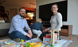 Michael und Marleen Schönbeck mit Sohn Mattheo im heimischen Wohnzimmer in Spenge. - Susanne Blersch Michael und Marleen Schönbeck mit Sohn Mattheo im heimischen Wohnzimmer in Spenge. - Susanne Blersch