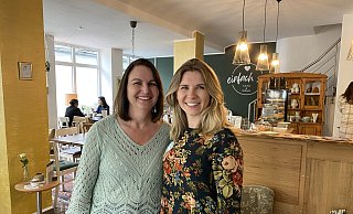 Judith Klamer (l.) und Lea Lücking betreiben nebenberuflich und ehrenamtlich ein Café in den Königshofkolonnaden. - Nicole Sielermann Judith Klamer (l.) und Lea Lücking betreiben nebenberuflich und ehrenamtlich ein Café in den Königshofkolonnaden. - Nicole Sielermann