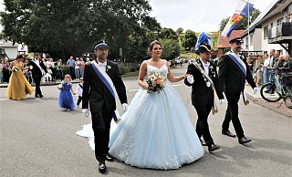 Sebastian Schnückel und Christin Strümper sind Mittelpunkt beim Festumzug durch die Calenberger Straßen. - Simone Flörke Sebastian Schnückel und Christin Strümper sind Mittelpunkt beim Festumzug durch die Calenberger Straßen. - Simone Flörke