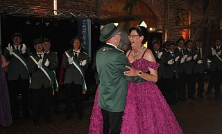 Das Schützenkönigspaar eröffnet in Himmighausen die Tanzfläche. - Lennart Schlütz Das Schützenkönigspaar eröffnet in Himmighausen die Tanzfläche. - Lennart Schlütz