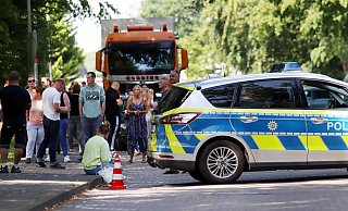 Eltern, deren Kinder in der Sekundarschule warten mussten, sind nach der Nachricht des Polizeieinsatzes zum Schulgelände geeilt. - Alex Lehn Eltern, deren Kinder in der Sekundarschule warten mussten, sind nach der Nachricht des Polizeieinsatzes zum Schulgelände geeilt. - Alex Lehn
