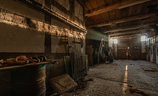 Andreas Lange erkundet die Diele eines leerstehenden Bauernhauses von 1778. Der Urban Explorer hält sich an die ethischen Regeln der Urbexer-Szene. - Andreas L.Studios Andreas Lange erkundet die Diele eines leerstehenden Bauernhauses von 1778. Der Urban Explorer hält sich an die ethischen Regeln der Urbexer-Szene. - Andreas L.Studios