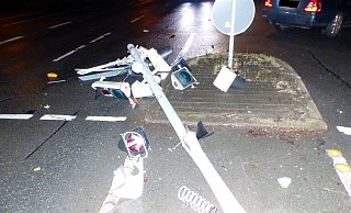 Der Ampelmast wurde von dem Auto überrollt. - Foto: Polizei Minden-Lübbecke Der Ampelmast wurde von dem Auto überrollt. - Foto: Polizei Minden-Lübbecke
