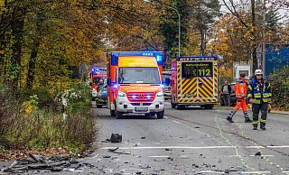 Der Opel war dem wartenden Transporter ins Heck gerast. Die Rettungskräfte fanden ein Trümmerfeld vor. - Paul Brinkmann Der Opel war dem wartenden Transporter ins Heck gerast. Die Rettungskräfte fanden ein Trümmerfeld vor. - Paul Brinkmann