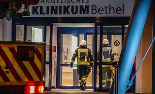 Nächtlicher Feuerwehreinsatz im Krankenhaus Gilead in Bielefeld. - Paul Brinkmann Nächtlicher Feuerwehreinsatz im Krankenhaus Gilead in Bielefeld. - Paul Brinkmann