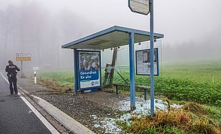Die Bushaltestelle und der Strommast dahinter wurden stark beschädigt. - Paul Brinkmann Die Bushaltestelle und der Strommast dahinter wurden stark beschädigt. - Paul Brinkmann