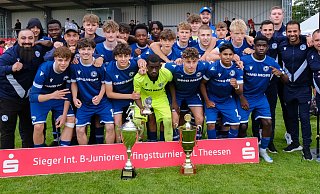 Arminia Bielefelds B-Junioren mit Pokalen beim Pfingstturnier des VfL Theesen. - Andreas Zobe Arminia Bielefelds B-Junioren mit Pokalen beim Pfingstturnier des VfL Theesen. - Andreas Zobe