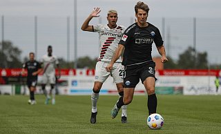 Leverkusens Exequiel Palacios lässt in dieser Spielszene lieber die Finger von Paderborns Maximilian Rohr. - IMAGO/Beautiful Sports//Meusel Leverkusens Exequiel Palacios lässt in dieser Spielszene lieber die Finger von Paderborns Maximilian Rohr. - IMAGO/Beautiful Sports//Meusel