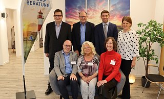 Stefan Schwartze (hinten, v. l.), Thomas Breidenbach, Markus Altenhöner und Angela Heiler-Birk bedanken sich zum 20-jährigen Bestehen der Krebsberatungsstelle bei den Mitarbeitern Sven Möhlmann (vorne, v. r.), Anja Bettinger und Britta Frey. - Shannon-Lee Bendig Stefan Schwartze (hinten, v. l.), Thomas Breidenbach, Markus Altenhöner und Angela Heiler-Birk bedanken sich zum 20-jährigen Bestehen der Krebsberatungsstelle bei den Mitarbeitern Sven Möhlmann (vorne, v. r.), Anja Bettinger und Britta Frey. - Shannon-Lee Bendig