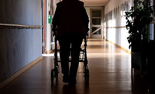 Die Corona-Pandemie beeinflusst das Leben in Altenheimen stark. Doch dank der Impfkampagne entspannt sich die Lage. - picture alliance/dpa Die Corona-Pandemie beeinflusst das Leben in Altenheimen stark. Doch dank der Impfkampagne entspannt sich die Lage. - picture alliance/dpa