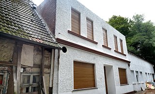 Die Vorderseite der ehemaligen Gaststätte "Parkschänke" an der Alten Verler Straße in Gütersloh. Ein Anwohner hat nun auf eigene Faust die Fassade aufgehübscht. - Andreas Frücht Die Vorderseite der ehemaligen Gaststätte "Parkschänke" an der Alten Verler Straße in Gütersloh. Ein Anwohner hat nun auf eigene Faust die Fassade aufgehübscht. - Andreas Frücht