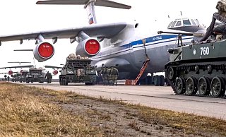 Das vom Pressedienst des russischen Verteidigungsministeriums veröffentlichte Foto zeigt russische Militärfahrzeuge, die während der Manöver auf der Krim in ein Flugzeug geladen werden sollen. - Foto: ---/Russian Defense Ministry Press Service/AP/dpa Das vom Pressedienst des russischen Verteidigungsministeriums veröffentlichte Foto zeigt russische Militärfahrzeuge, die während der Manöver auf der Krim in ein Flugzeug geladen werden sollen. - Foto: ---/Russian Defense Ministry Press Service/AP/dpa