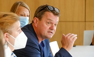 Gesundheitsdezernent Martin Adamski erläutert mit Stefanie Wecker (vorne) und Ivonne Berg, Leiterinnen der Coronaabteilung des Gesundheitsamtes, die aktuelle Situation in Bielefeld. - Andreas Zobe Gesundheitsdezernent Martin Adamski erläutert mit Stefanie Wecker (vorne) und Ivonne Berg, Leiterinnen der Coronaabteilung des Gesundheitsamtes, die aktuelle Situation in Bielefeld. - Andreas Zobe