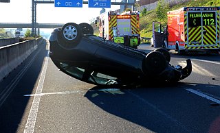 Der Kleinwagen der 33-Jährigen überschlug sich nach dem Aufprall auf die Mittelleitplanke. - Polizei Der Kleinwagen der 33-Jährigen überschlug sich nach dem Aufprall auf die Mittelleitplanke. - Polizei