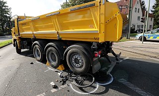 Der gelbe Schüttgutkipper bog nach rechts in die Jöllenbecker Straße ab. Die Pedelec-Fahrerin rechts neben sich, hatte der Fahrer nicht wahrgenommen. - Wolfgang Rudolf Der gelbe Schüttgutkipper bog nach rechts in die Jöllenbecker Straße ab. Die Pedelec-Fahrerin rechts neben sich, hatte der Fahrer nicht wahrgenommen. - Wolfgang Rudolf
