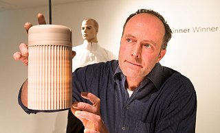 Ein 3D-Drucker hat dem Kunststoff aus Avocadokernen eine Lampenfassung erstellt. - ralf bittner Ein 3D-Drucker hat dem Kunststoff aus Avocadokernen eine Lampenfassung erstellt. - ralf bittner