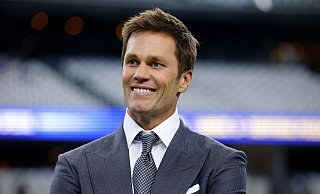 Tom Brady kehrt für ein Flag-Football-Turnier auf den Platz zurück. (Archiv-Foto) - Gareth Patterson/AP/dpa Tom Brady kehrt für ein Flag-Football-Turnier auf den Platz zurück. (Archiv-Foto) - Gareth Patterson/AP/dpa
