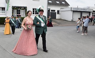 Gute Stimmung in Borlinghausen mit Schützenkönigin Christina Bolte, Schützenkönig Bernhard Bolte und ihrem Gefolge, das viele Besucher in den Ort lockte. - Verena Schäfer-Michels Gute Stimmung in Borlinghausen mit Schützenkönigin Christina Bolte, Schützenkönig Bernhard Bolte und ihrem Gefolge, das viele Besucher in den Ort lockte. - Verena Schäfer-Michels