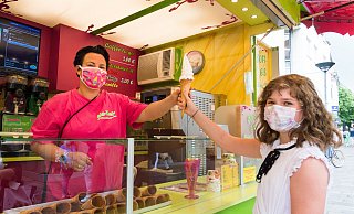 Beim "Sommer in der Stadt" bieten mehrere Schausteller in der Fußgängerzone in Paderborn ihre Spezialitäten an. Mia-Sophie (10) bekommt von Fabienne Lüdtke ein Softeis gereicht. - Lena Henning Beim "Sommer in der Stadt" bieten mehrere Schausteller in der Fußgängerzone in Paderborn ihre Spezialitäten an. Mia-Sophie (10) bekommt von Fabienne Lüdtke ein Softeis gereicht. - Lena Henning