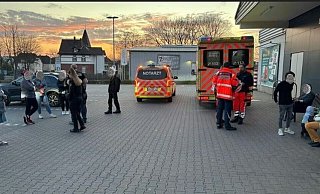 Feuerwehr und Polizei, Rettungswagen und Notärzte waren wegen des Reizgas-Alarms an den Supermarkt in Holzminden alarmiert worden. - FFW Holzminden Feuerwehr und Polizei, Rettungswagen und Notärzte waren wegen des Reizgas-Alarms an den Supermarkt in Holzminden alarmiert worden. - FFW Holzminden