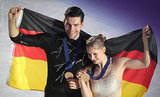 Nikita Wolodin (l) und Minerva Hase (r) holten erstmals seit 2011 wieder Gold für Deutschland bei einer Eiskunstlauf-EM. - Sergei Grits/AP/dpa Nikita Wolodin (l) und Minerva Hase (r) holten erstmals seit 2011 wieder Gold für Deutschland bei einer Eiskunstlauf-EM. - Sergei Grits/AP/dpa