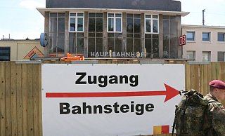 Eine Frau hat DB-Mitarbeiter am Paderborner Hauptbahnhof bespuckt und mit Kaffe beschüttet. - Holger Kosbab Eine Frau hat DB-Mitarbeiter am Paderborner Hauptbahnhof bespuckt und mit Kaffe beschüttet. - Holger Kosbab