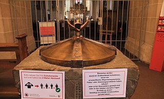 Gegen die Ansteckungsgefahr. Am Taufbecken der St.-Marien-Kirche in Steinheim hängen die derzeitig gültigen Regeln für den Gottesdienstbesuch. - David Schellenberg Gegen die Ansteckungsgefahr. Am Taufbecken der St.-Marien-Kirche in Steinheim hängen die derzeitig gültigen Regeln für den Gottesdienstbesuch. - David Schellenberg