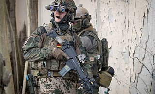 Bundeswehrsoldaten der Eliteeinheit Kommando Spezialkräfte (KSK) bei einer Häuserkampfübung mit Geiselbefreiung. Die KSK werden auch in der Terrorismusbekämpfung eingesetzt. - Symbolfoto: picture alliance / dpa Bundeswehrsoldaten der Eliteeinheit Kommando Spezialkräfte (KSK) bei einer Häuserkampfübung mit Geiselbefreiung. Die KSK werden auch in der Terrorismusbekämpfung eingesetzt. - Symbolfoto: picture alliance / dpa