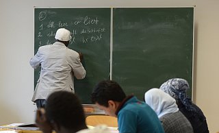Geld für Flüchtlinge: Tönnies will Sprachkurse für 320 Asylbewerber finanzieren. - DPA Geld für Flüchtlinge: Tönnies will Sprachkurse für 320 Asylbewerber finanzieren. - DPA