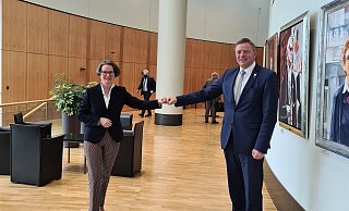 Ministerin Ina Scharrenbach und Matthias Goeken im Landtag in Düsseldorf. - Büro Goeken Ministerin Ina Scharrenbach und Matthias Goeken im Landtag in Düsseldorf. - Büro Goeken