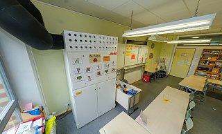 Die Anlagen, die fest eingebaut werden, sind etwa zwei Meter hoch, fast ebenso breit und etwa 80 Zentimeter tief. In vielen Klassenräumen ist eigentlich gar kein Platz dafür, wie hier an der Grundschule Ubbedissen. - Andreas Zobe Die Anlagen, die fest eingebaut werden, sind etwa zwei Meter hoch, fast ebenso breit und etwa 80 Zentimeter tief. In vielen Klassenräumen ist eigentlich gar kein Platz dafür, wie hier an der Grundschule Ubbedissen. - Andreas Zobe