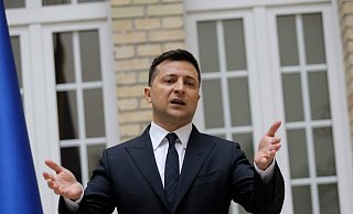 Wolodymyr Selenskyj, Präsident der Ukraine, gestikuliert während einer Pressekonferenz. - Foto: Lewis Joly/AP/dpa/Archiv Wolodymyr Selenskyj, Präsident der Ukraine, gestikuliert während einer Pressekonferenz. - Foto: Lewis Joly/AP/dpa/Archiv