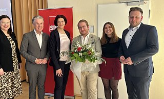 Mit Optimismus zeiht die SPD in den Kommunalwahlkampf. Dafür stehen (v. l.) Clea Stille, Karsten Koch, Silke Kohaupt, Landratskandidat Matthias Fiedler, Nele Czaniera und Frederik Cordes. - SPD Mit Optimismus zeiht die SPD in den Kommunalwahlkampf. Dafür stehen (v. l.) Clea Stille, Karsten Koch, Silke Kohaupt, Landratskandidat Matthias Fiedler, Nele Czaniera und Frederik Cordes. - SPD