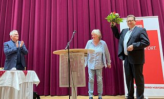 "Ich nehme die Wahl an": Stefan Schwartze kurz nach dem Votum. Neben ihm stehen Petra Binnewitt, die die Versammlung leitet, und Ulrich Rolsmeyer. - Jobst Lüdeking "Ich nehme die Wahl an": Stefan Schwartze kurz nach dem Votum. Neben ihm stehen Petra Binnewitt, die die Versammlung leitet, und Ulrich Rolsmeyer. - Jobst Lüdeking