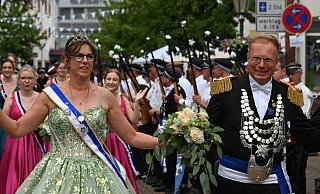 Genießen ein letztes Mal das Bad in der Menge: das amtierende Königspaar Peter Riepe und Karin Latzel. - Thomas Kube Genießen ein letztes Mal das Bad in der Menge: das amtierende Königspaar Peter Riepe und Karin Latzel. - Thomas Kube