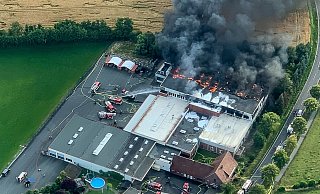 Aus einem Cessna-Flugzeug heraus konnte der Fotograf Handyaufnahmen vom Kampf der Feuerwehr gegen die Flammen in Rietberg-Varensell machen. - Christian Mathiesen Aus einem Cessna-Flugzeug heraus konnte der Fotograf Handyaufnahmen vom Kampf der Feuerwehr gegen die Flammen in Rietberg-Varensell machen. - Christian Mathiesen