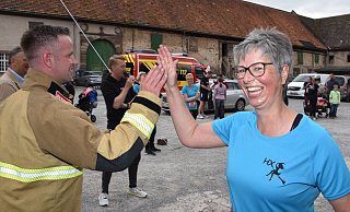 Organisator und Feuerwehrmann Mathias Schmidt wartet im Corveyer Domänenhof, um jeden einzelnen Teilnehmer im Ziel abzuklatschen. - Thomas Kube Organisator und Feuerwehrmann Mathias Schmidt wartet im Corveyer Domänenhof, um jeden einzelnen Teilnehmer im Ziel abzuklatschen. - Thomas Kube