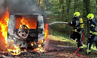 An der Einsatzstelle angekommen brannte das Fahrzeug der Marke Mercedes bereits lichterloh. - Feuerwehr Borgholzhausen An der Einsatzstelle angekommen brannte das Fahrzeug der Marke Mercedes bereits lichterloh. - Feuerwehr Borgholzhausen