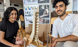 Zahra Tahmasbi und Arash Makthari sind die Sieger mit ihrer an eine Abschussrampe erinnernde Turmkonstruktion. - Burkhard Battran Zahra Tahmasbi und Arash Makthari sind die Sieger mit ihrer an eine Abschussrampe erinnernde Turmkonstruktion. - Burkhard Battran