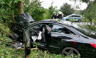 Total zerstört kam das Mercedes E-Klasse-Coupé aus Schlangen an einem Baum neben der Benhauser Straße zu stehen. - Ralph Meyer Total zerstört kam das Mercedes E-Klasse-Coupé aus Schlangen an einem Baum neben der Benhauser Straße zu stehen. - Ralph Meyer