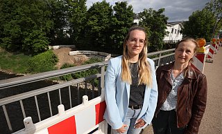 Gesa Hammon, Pressesprecherin der Stadtwerke (l.), und Susanne Brants, Geschätsbereichsleiterin fürs Trinkwasser, stehen auf der Werrebrücke an der Eidinghausener Straße. Im Hintergrnd die Baustelle für die Reparatur des defekten Werre-Dükers. - Jörg Stuke Gesa Hammon, Pressesprecherin der Stadtwerke (l.), und Susanne Brants, Geschätsbereichsleiterin fürs Trinkwasser, stehen auf der Werrebrücke an der Eidinghausener Straße. Im Hintergrnd die Baustelle für die Reparatur des defekten Werre-Dükers. - Jörg Stuke