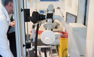 In einer Klinik steht ein Bodyplethysmographen zur Untersuchung von Lungenparametern. - Foto: Friso Gentsch/dpa In einer Klinik steht ein Bodyplethysmographen zur Untersuchung von Lungenparametern. - Foto: Friso Gentsch/dpa