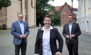 CDU-Landratskandidatin Dorothee Schuster stellte mit dem CDU-Kreisvorsitzenden Tim Ostermann (links) und dem Kreis-Fraktionsvorsitzenden Michael Schönbeck ihr Wahlprogramm vor. - Frank-Michael Kiel-Steinkamp CDU-Landratskandidatin Dorothee Schuster stellte mit dem CDU-Kreisvorsitzenden Tim Ostermann (links) und dem Kreis-Fraktionsvorsitzenden Michael Schönbeck ihr Wahlprogramm vor. - Frank-Michael Kiel-Steinkamp